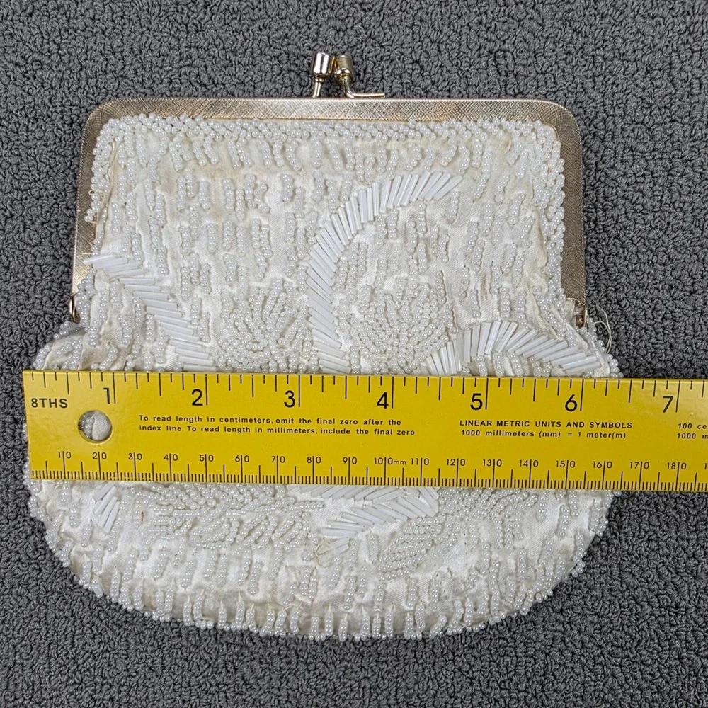 Vintage Richere by Walborg‎ White/Ivory Beaded Floral Kiss Lock Clutch